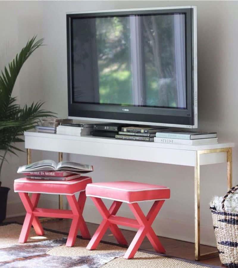 11.-DIY-White-Wood-Pallet-with-Metal-Legs.jpg